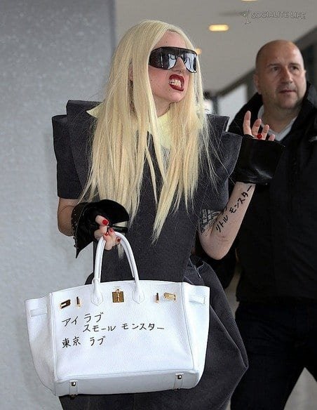 post_image-lady-gaga-narita-airport-japan-photos-04132010-05